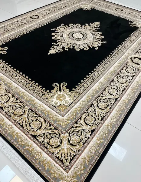 عکس فرش سیاه طلایی