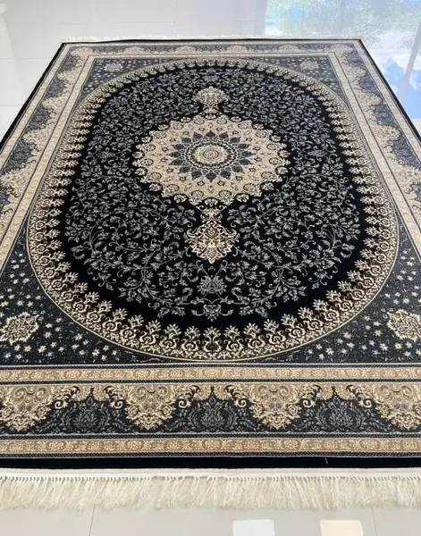 عکس فرش سیاه طلایی