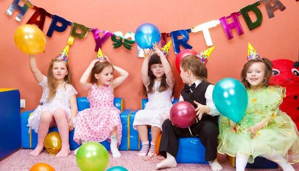 مدل ژست عکس تولد بچه گانه دخترانه