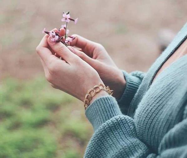 عکس حجاب زیبا با چادر غمگین
