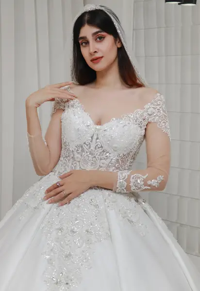 عکس لباس عروس پف دار با حجاب