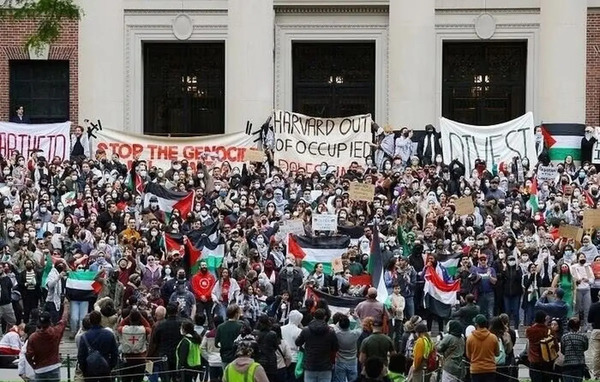 عکس رهبر ایران در دانشگاه امریکا