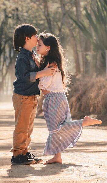 عکس دختر و پسر بچه عاشقانه برای پروفایل