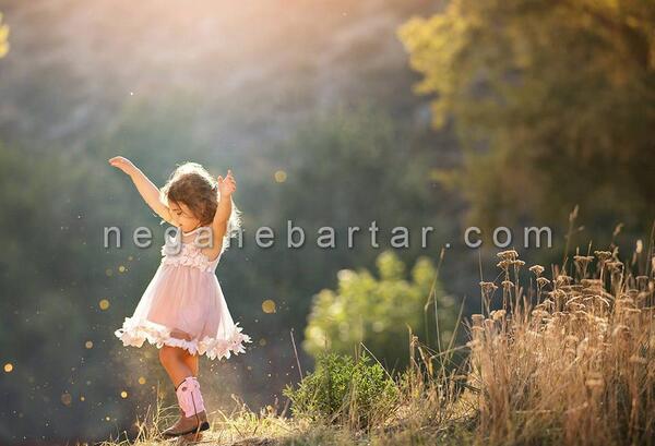 ژست عکس بچه گانه در طبیعت