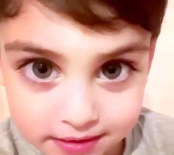 عکس بچه پسر چشم رنگی