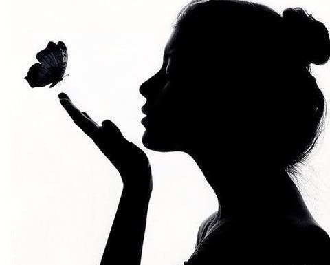 عکس دختر تنها سیاه و سفید برای پروفایل