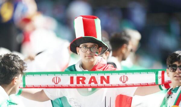 عکس تماشاگران بازی ایران ژاپن