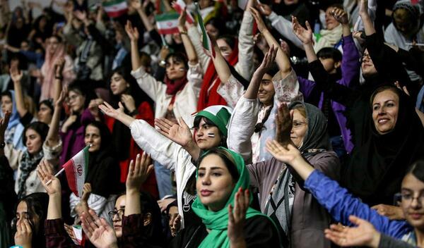 عکس تماشاگران بازی ایران ژاپن
