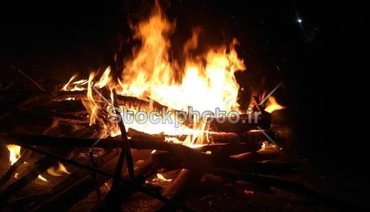 عکس آتش طبیعی در شب
