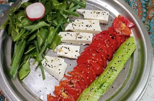 عکس پرچم ایران با خیار و گوجه و پنیر