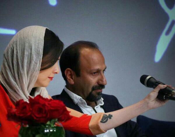 عکس گل در دست مرد