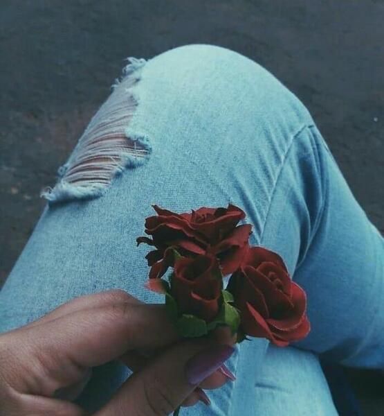 عکس گل در دست مرد