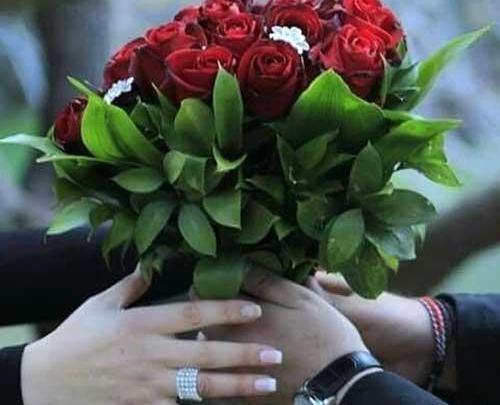 عکس گل در دست مرد