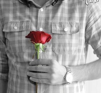 عکس گل در دست مرد