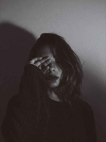 عکس پروفایل دختر غمگین سیاه سفید