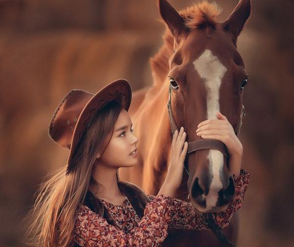 عکس دختر با اسب زیبا برای پروفایل