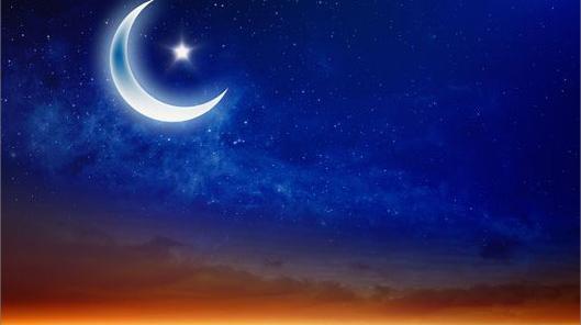 عکس ماه در آسمان تاریک