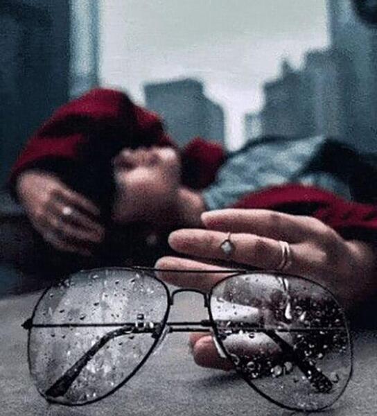 عکس دختر ناراحت سیاه سفید