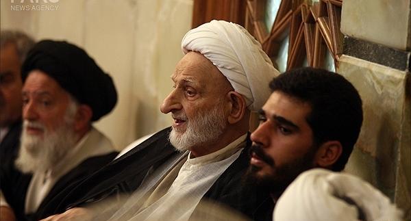 عکس آیت الله بهجت در حال نماز