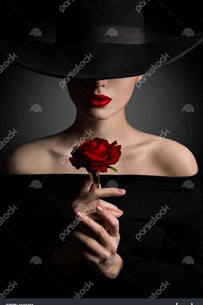 عکس سیاه سفید دختر کلاه دار