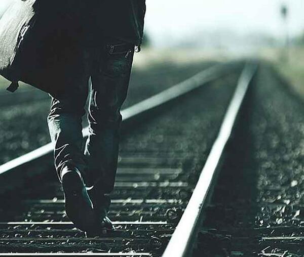 عکس راه رفتن غمگین