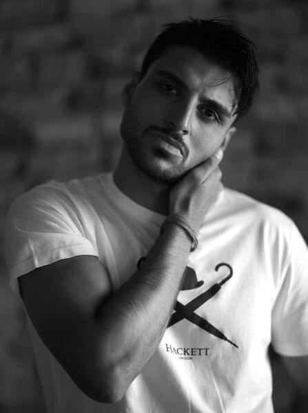 ژست عکس مردانه سیاه سفید