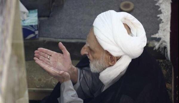 عکس آیت الله بهجت در نماز