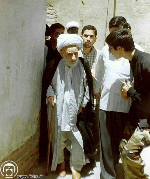 عکس آیت الله بهجت در نماز