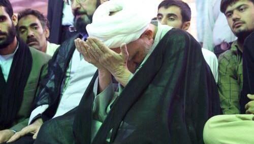عکس آیت الله بهجت در نماز