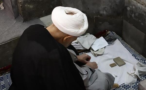 عکس آیت الله بهجت در نماز