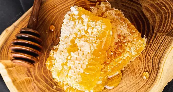 عکس عسل طبیعی با موم