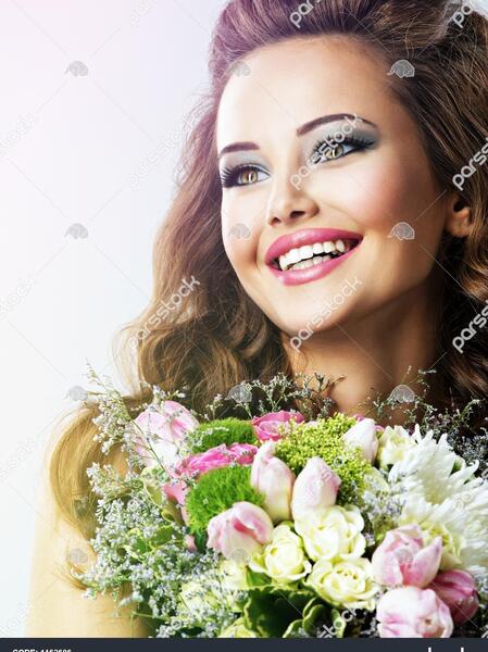 عکس گل بهاری در دست دختر
