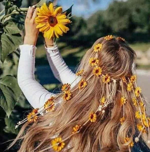 عکس پروفایل گل نرگس در دست دختر