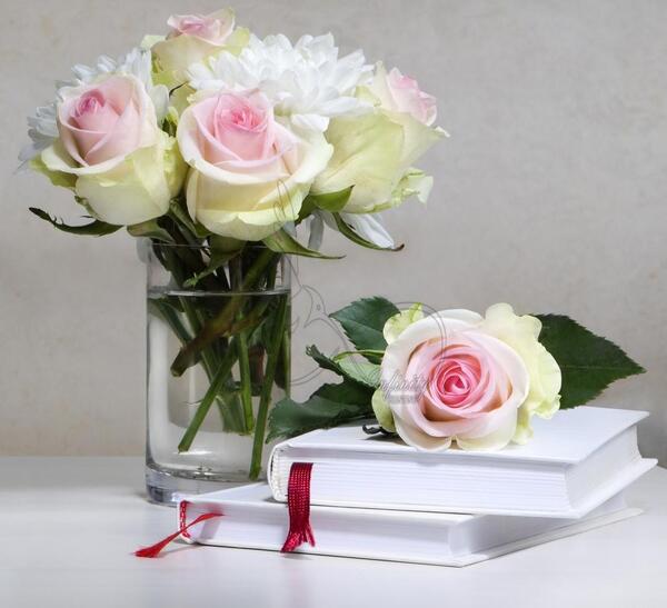 عکس گل در گلدان شیشه ای