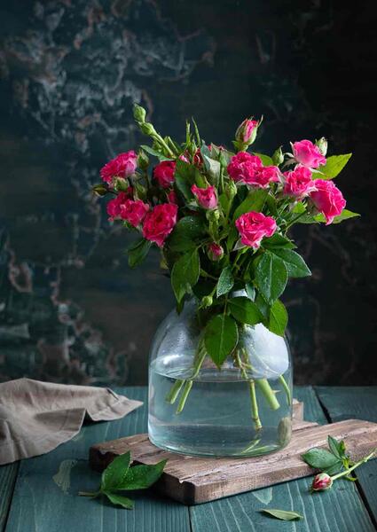 عکس گل در گلدان شیشه ای