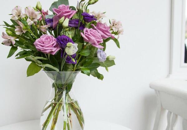 عکس گل در گلدان شیشه ای