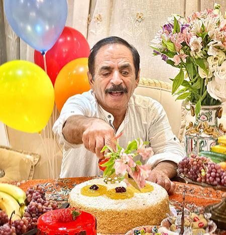 عکس قدرت الله ایزدی با خانواده
