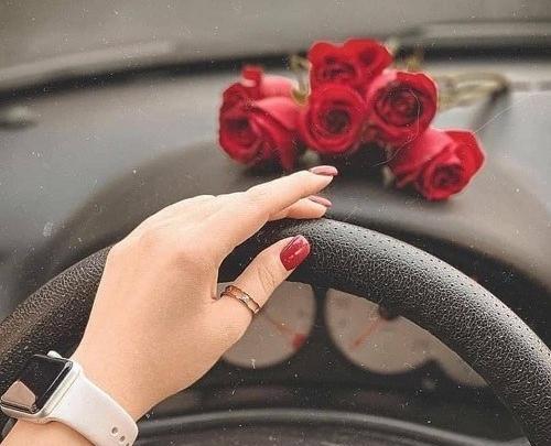 عکس گل در دست دختر فیک