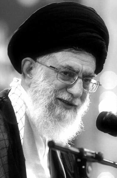 عکس سیاه سفید امام خامنه ای