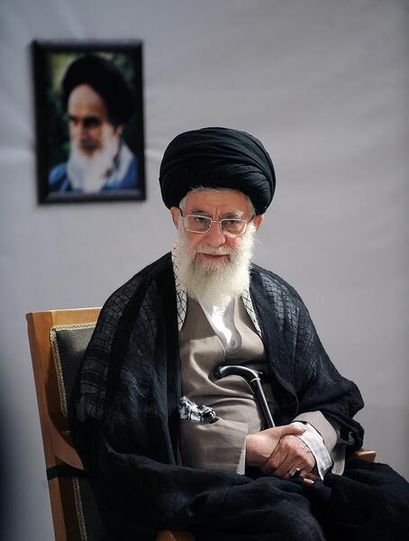 عکس سیاه سفید امام خامنه ای