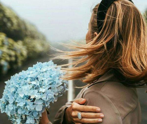 عکس دست دختر با گل برای پروفایل