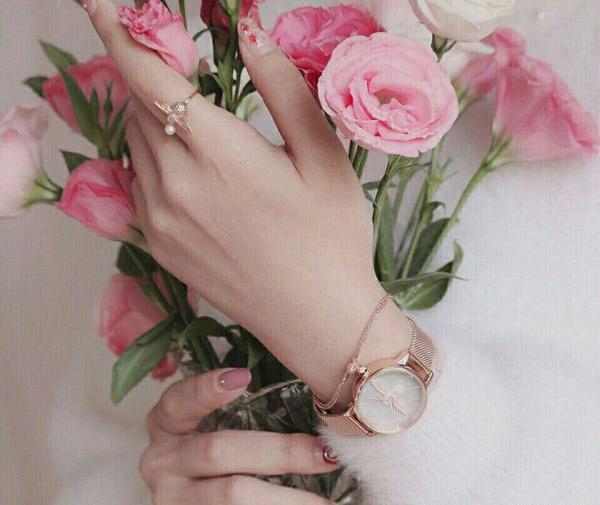 عکس گل و دست دختر
