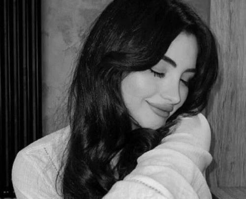 عکس پروفایل دختر شاد سیاه سفید