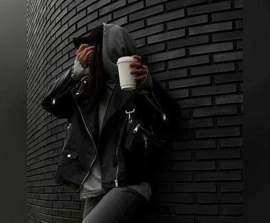 عکس پروفایل دختر شاد سیاه سفید