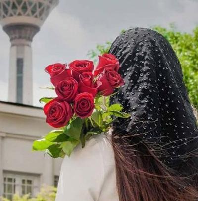 عکس دست دختر و گل برای پروفایل