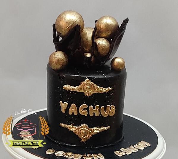 عکس کیک سیاه و طلایی