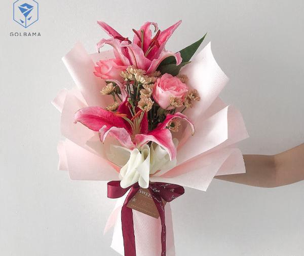 عکس هدیه دادن گل عاشقانه