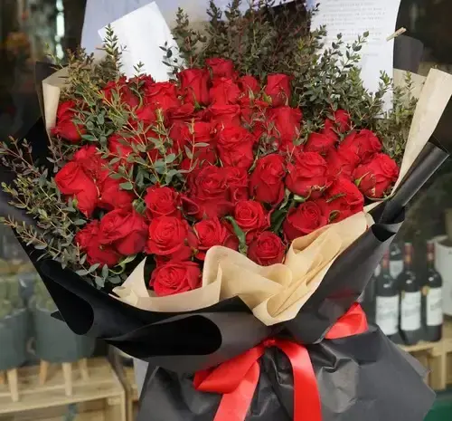 عکس هدیه دادن گل عاشقانه