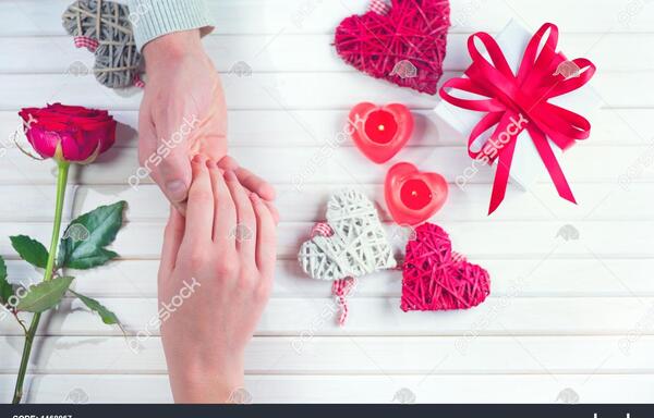 عکس هدیه دادن گل عاشقانه