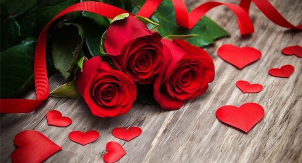 عکس هدیه دادن گل عاشقانه